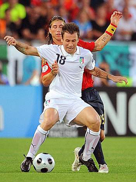 Euro 2008 (31).jpg - Spanish defender Sergio Ramos (back) challenges Italian forward Antonio Cassano during the Euro 2008 Championships quarter-final football match Spain vs. Italy on June 22, 2008 at Ernst Happel stadium in Vienna.